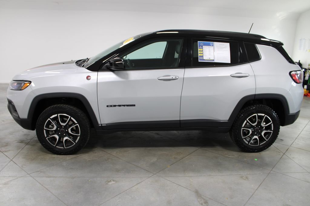 Used 2025 Jeep Compass Trailhawk image 6