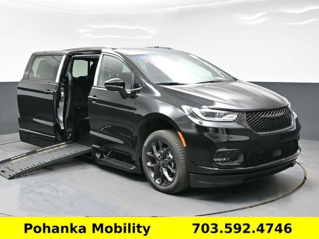 Used 2026 Chrysler Pacifica Select w/ S Appearance Package FWD image 1