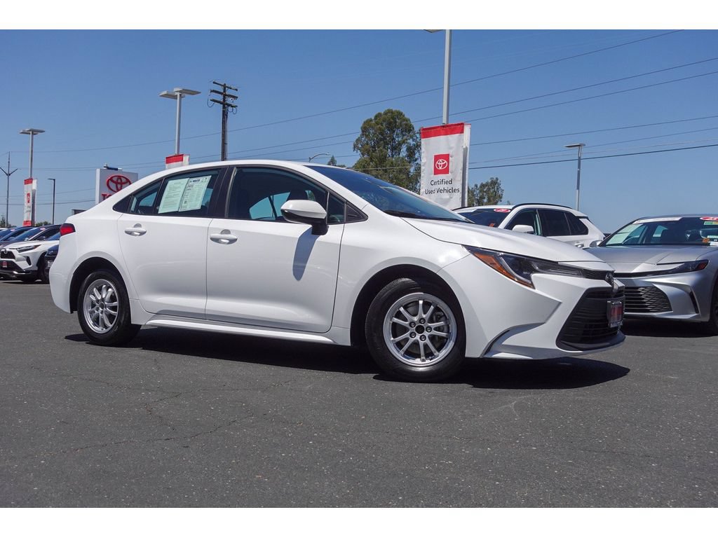Used 2025 Toyota Corolla LE FWD image 4