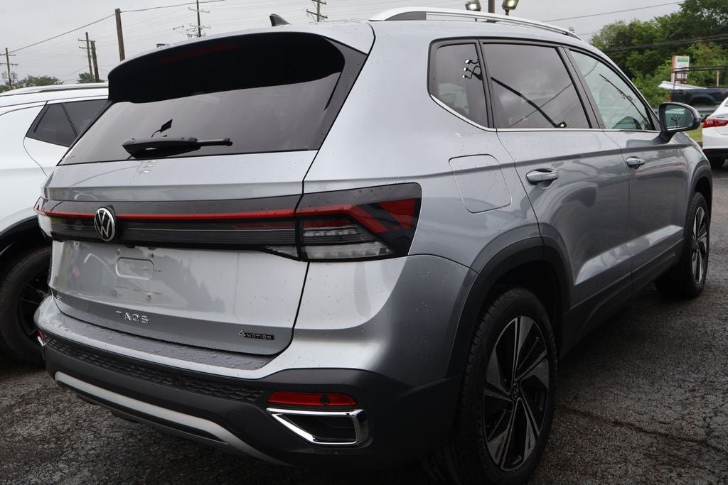 Used 2025 Volkswagen Taos SE AWD/4WD image 3