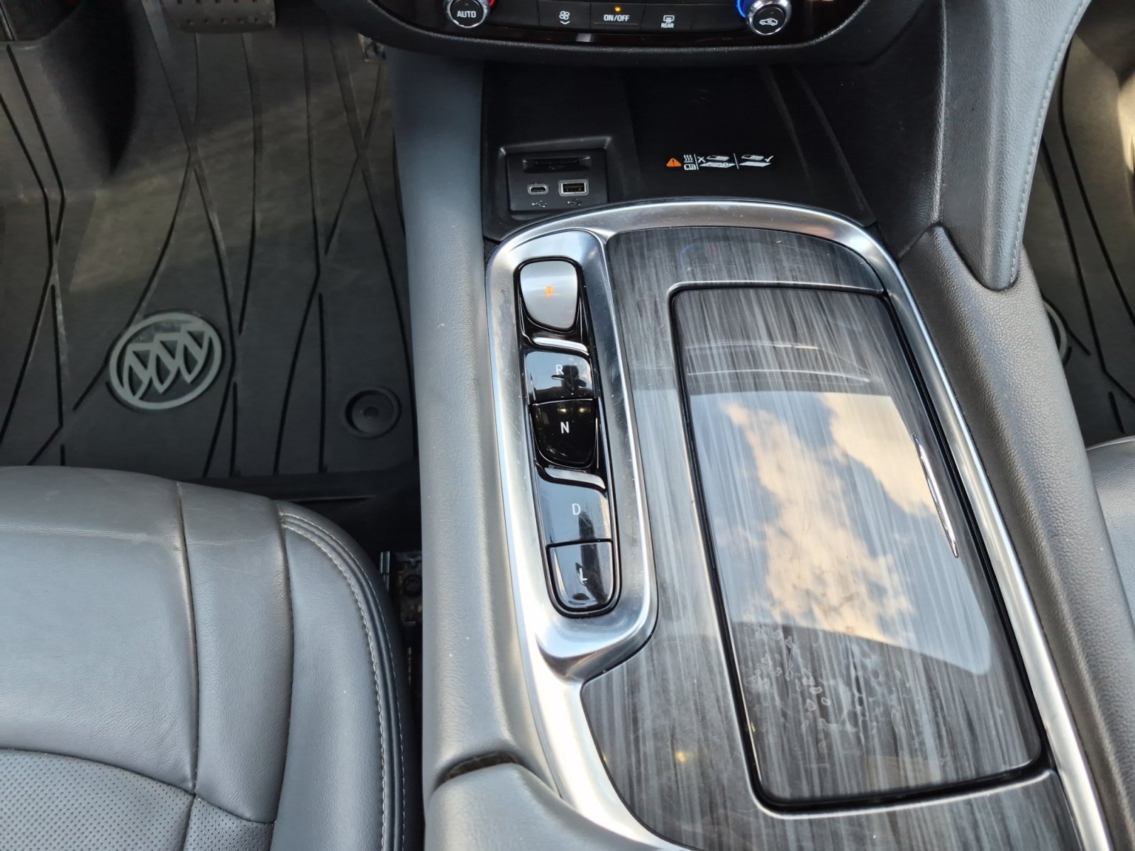 Used 2022 Buick Enclave Essence w/ Experience Buick Package FWD image 22