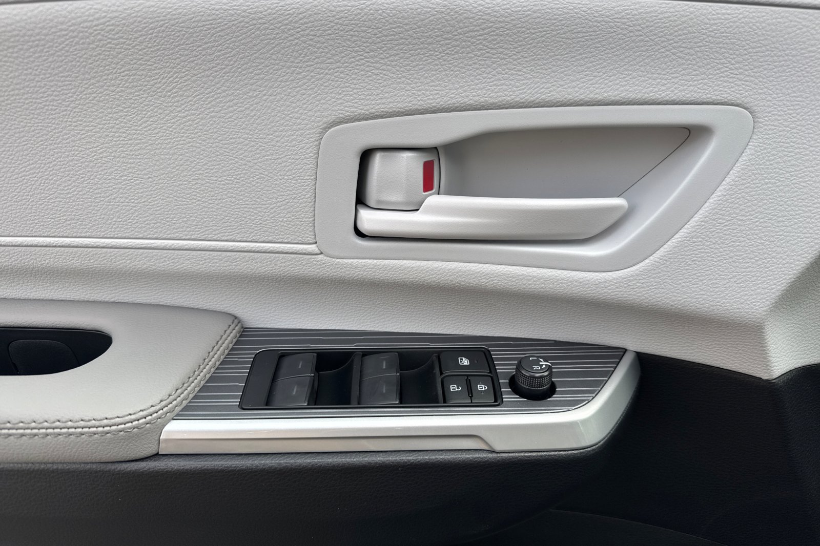 New 2026 Toyota Sienna LE FWD image 11