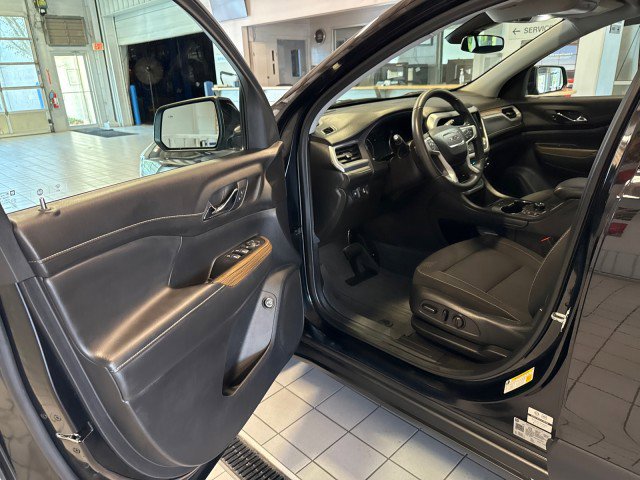 Used 2023 GMC Acadia SLE w/ Driver Convenience Package image 13