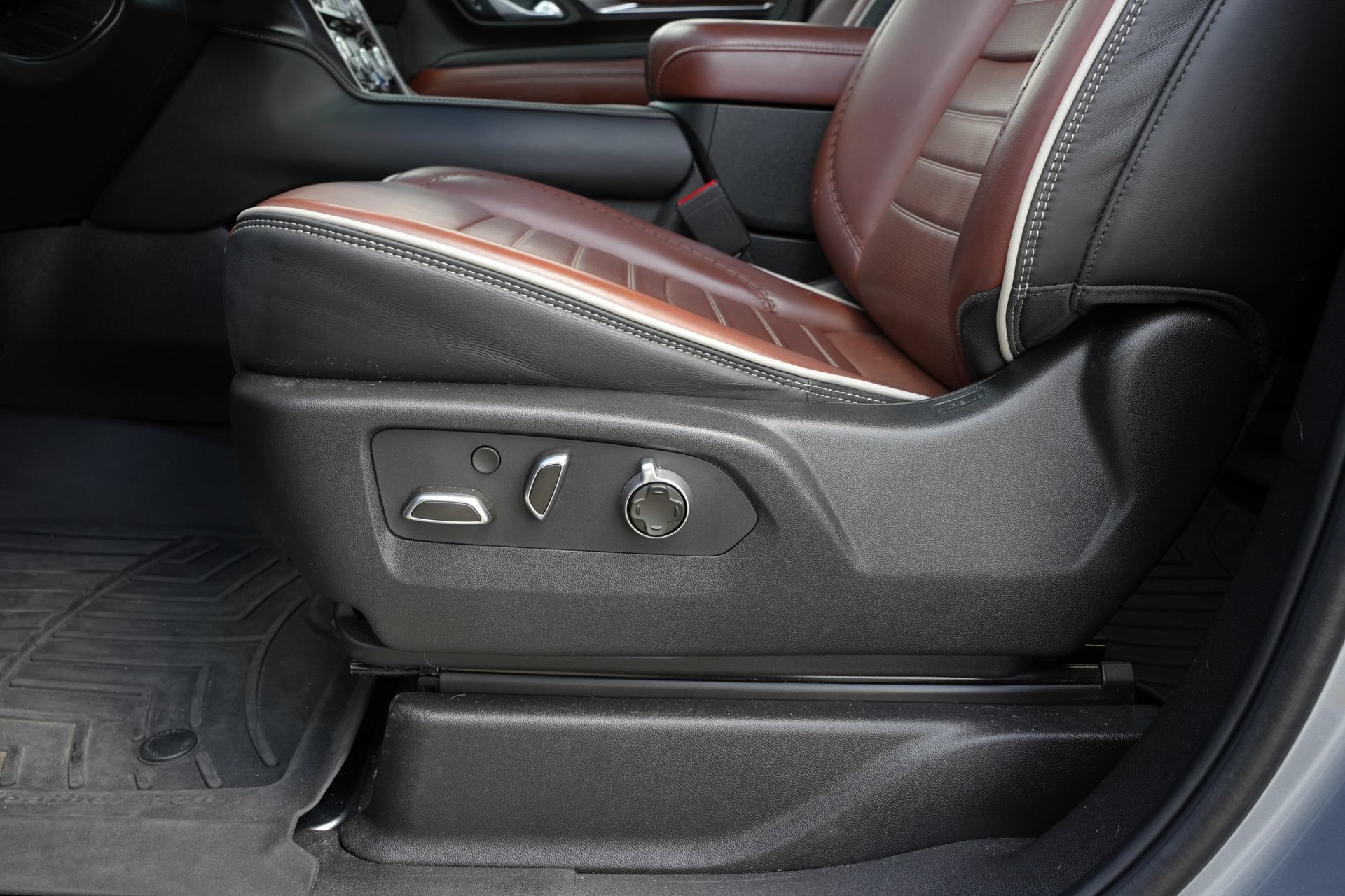 Used 2024 GMC Yukon Denali Ultimate AWD/4WD image 17