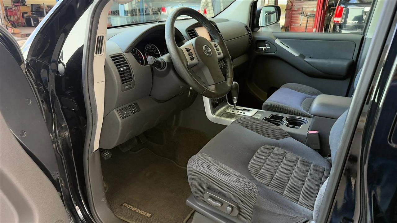 Used 2010 Nissan Pathfinder SE image 9