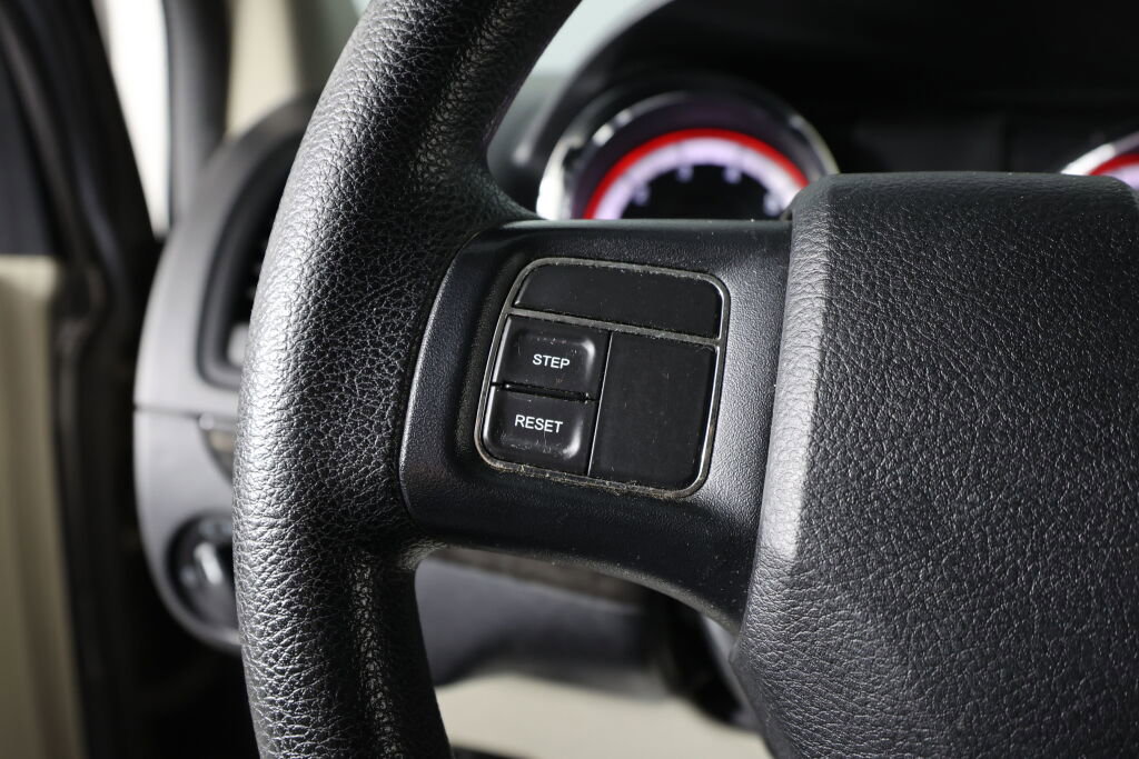 Used 2017 Dodge Grand Caravan SE image 31