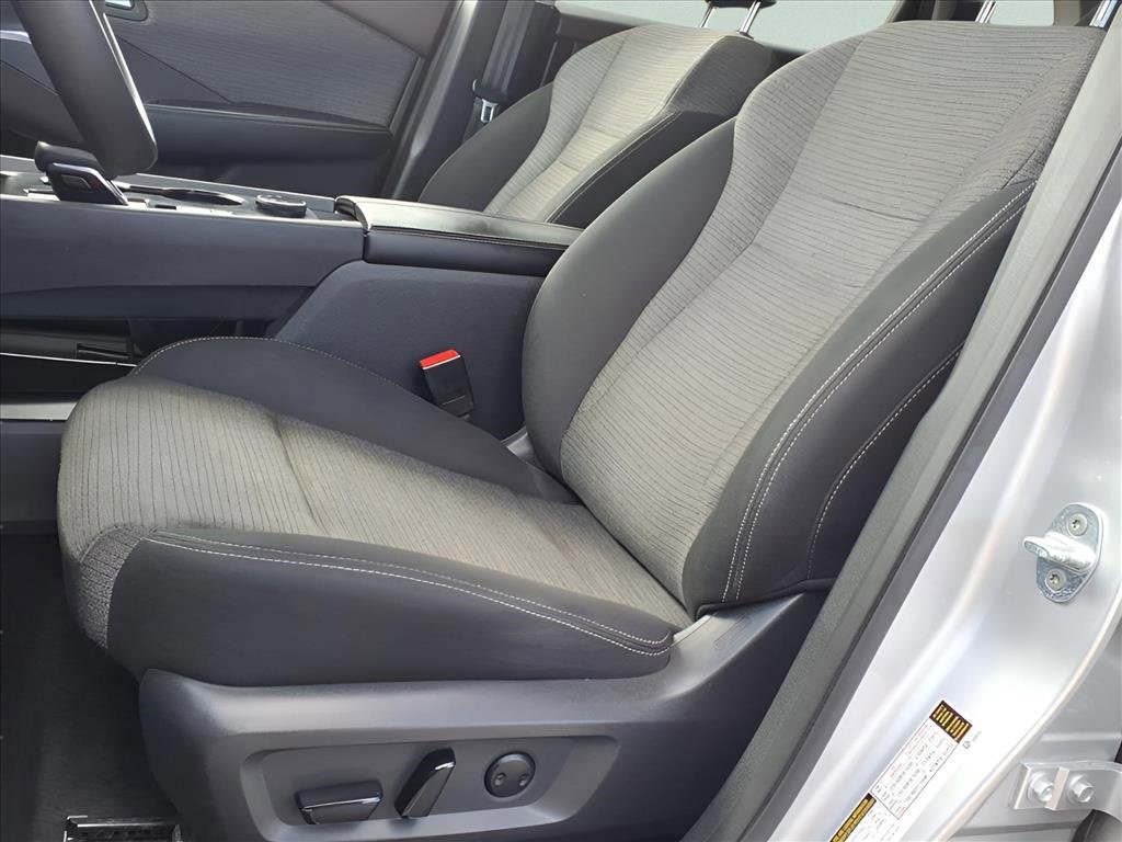 Used 2023 Nissan Rogue SV image 11