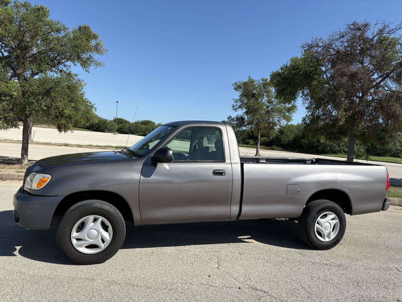 Used 2005 Toyota Tundra 2WD Regular Cab image 2