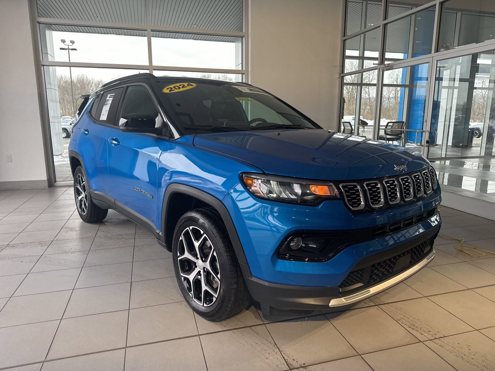Used 2024 Jeep Compass Limited image 3