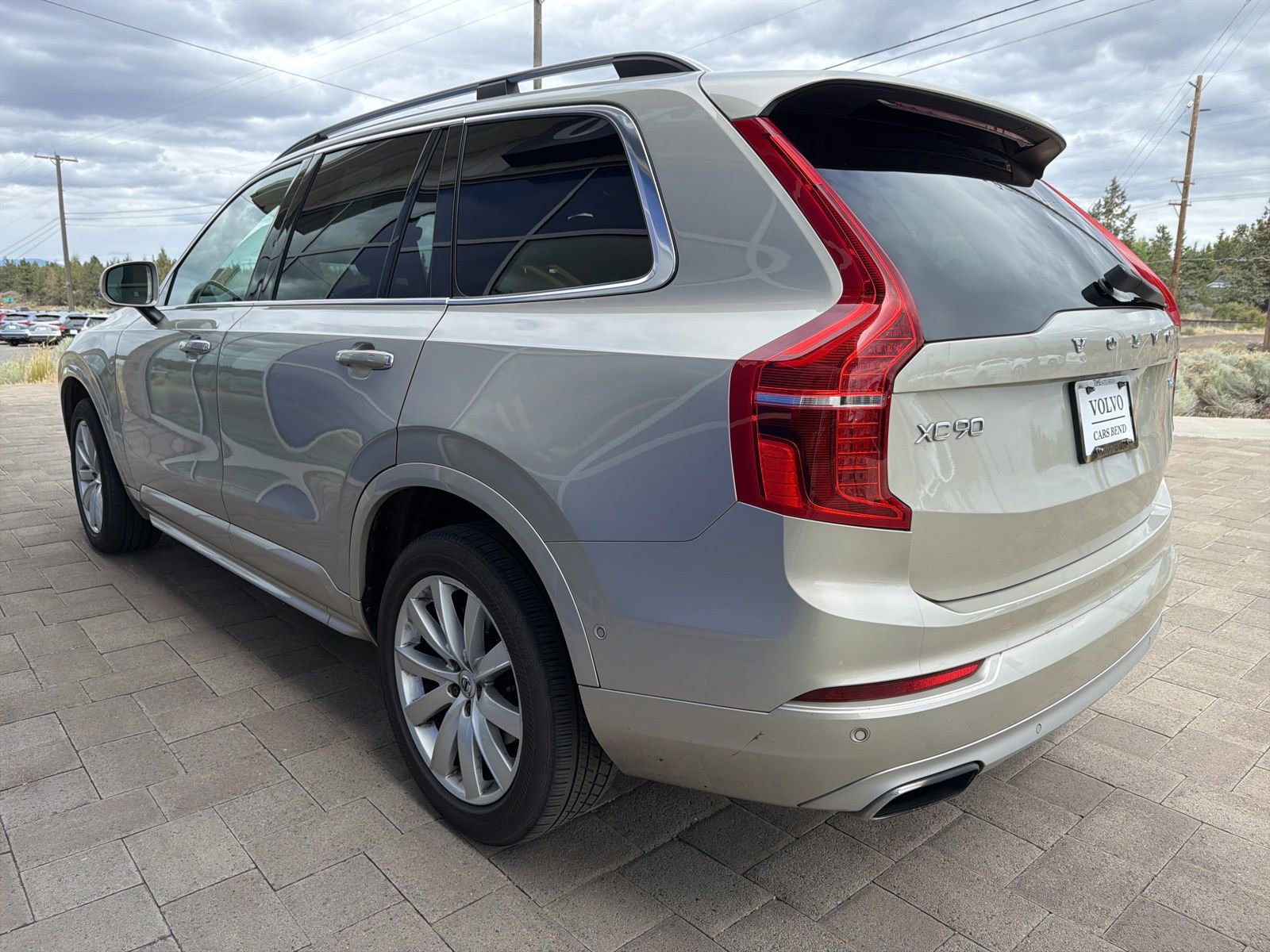 Used 2017 Volvo XC90 T6 Momentum w/ Vision Package AWD/4WD image 5