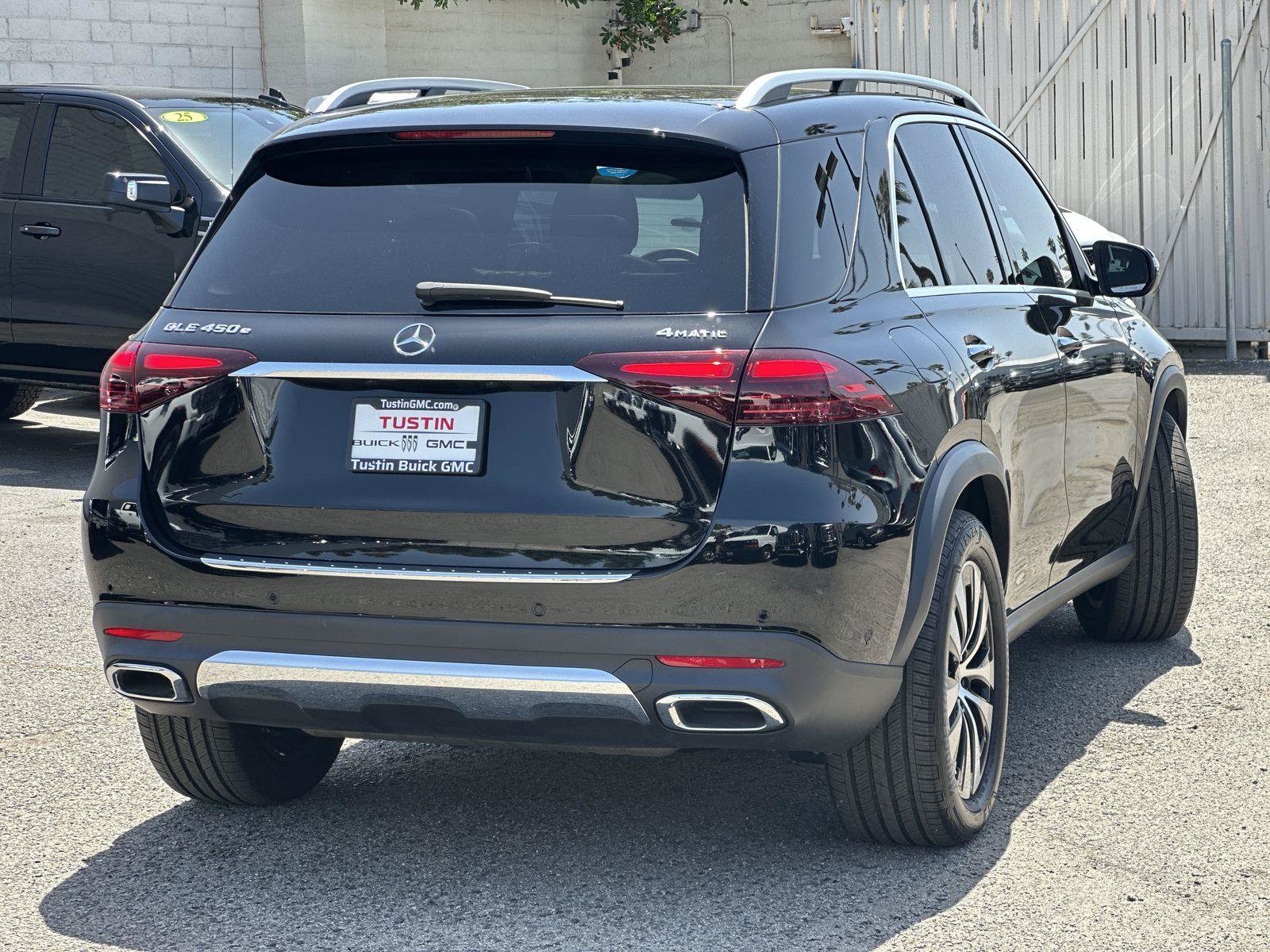 Used 2025 Mercedes-Benz GLE 450e 4MATIC w/ Driver Assistance Package image 4