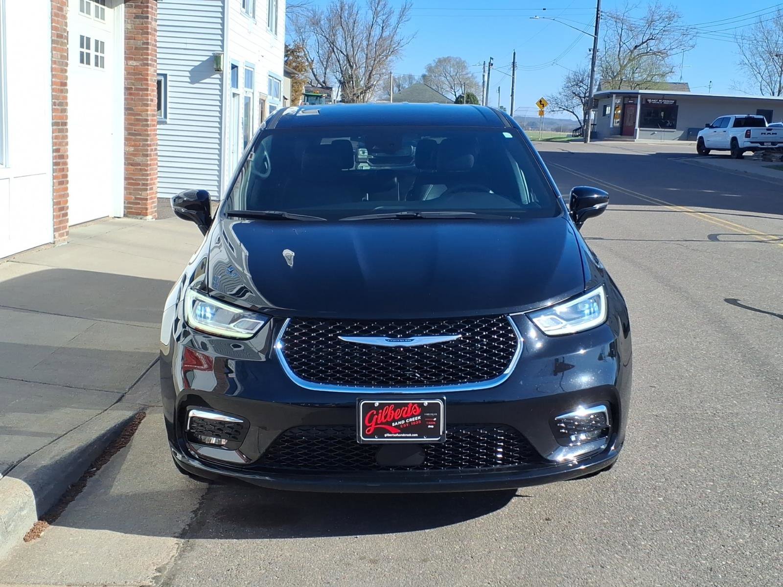 Used 2025 Chrysler Pacifica Select FWD image 3