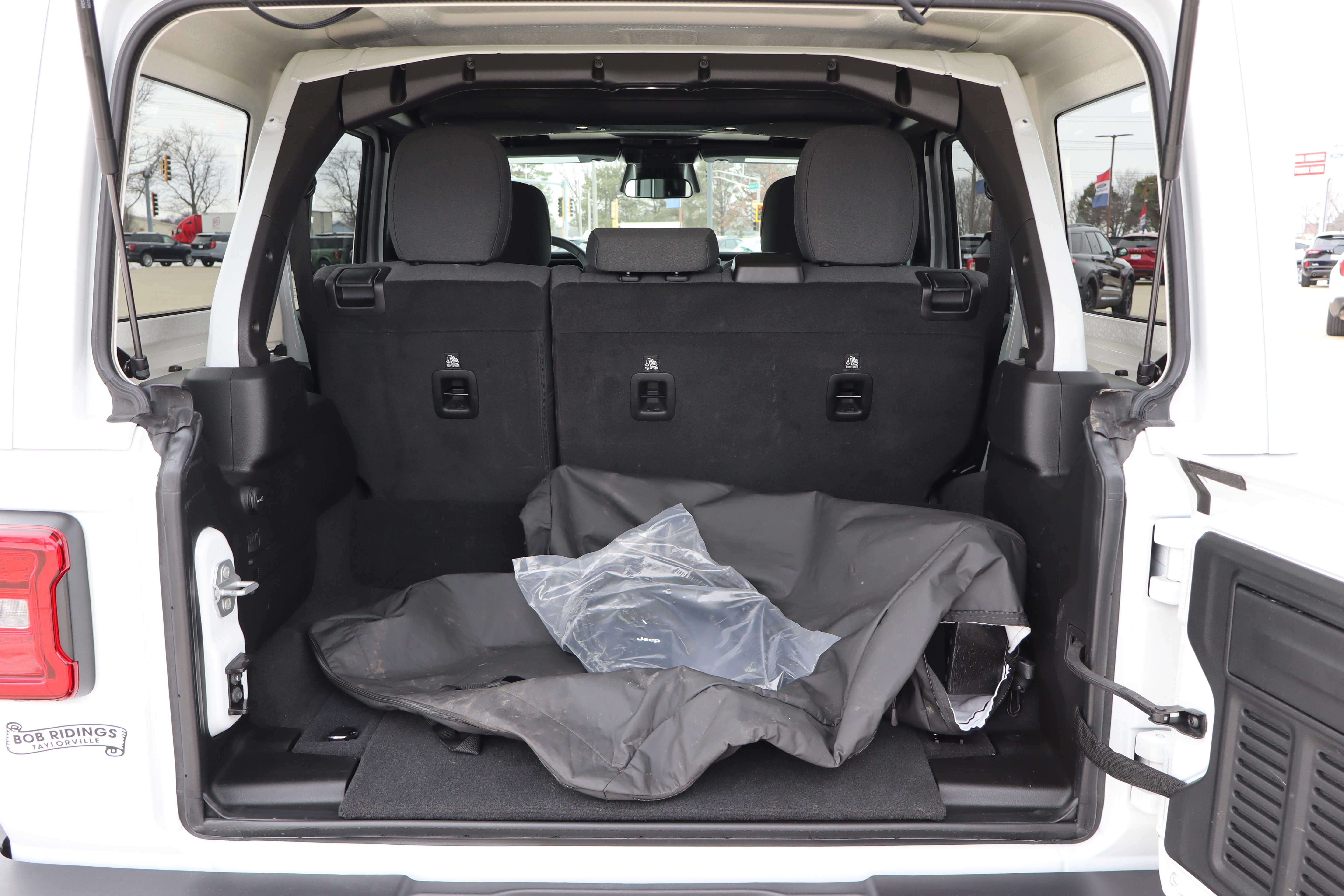 Used 2025 Jeep Wrangler Sahara w/ Safety Group image 27