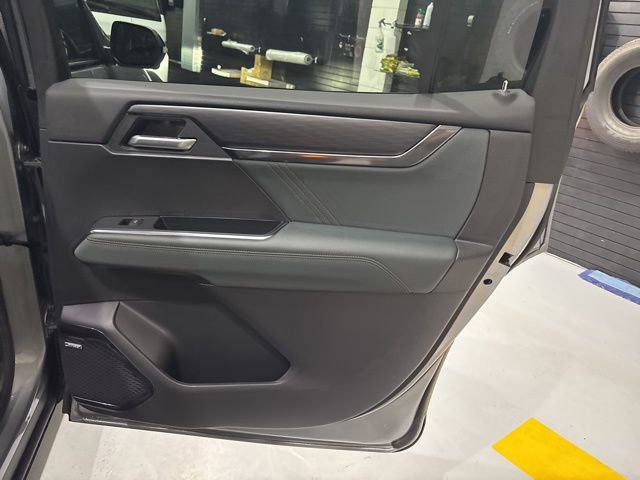 Used 2024 GMC Acadia AT4 w/ Luxury Package image 32