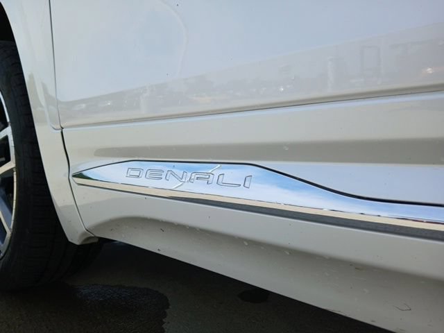 Certified 2022 GMC Terrain Denali w/ Denali Premium Package AWD/4WD image 9