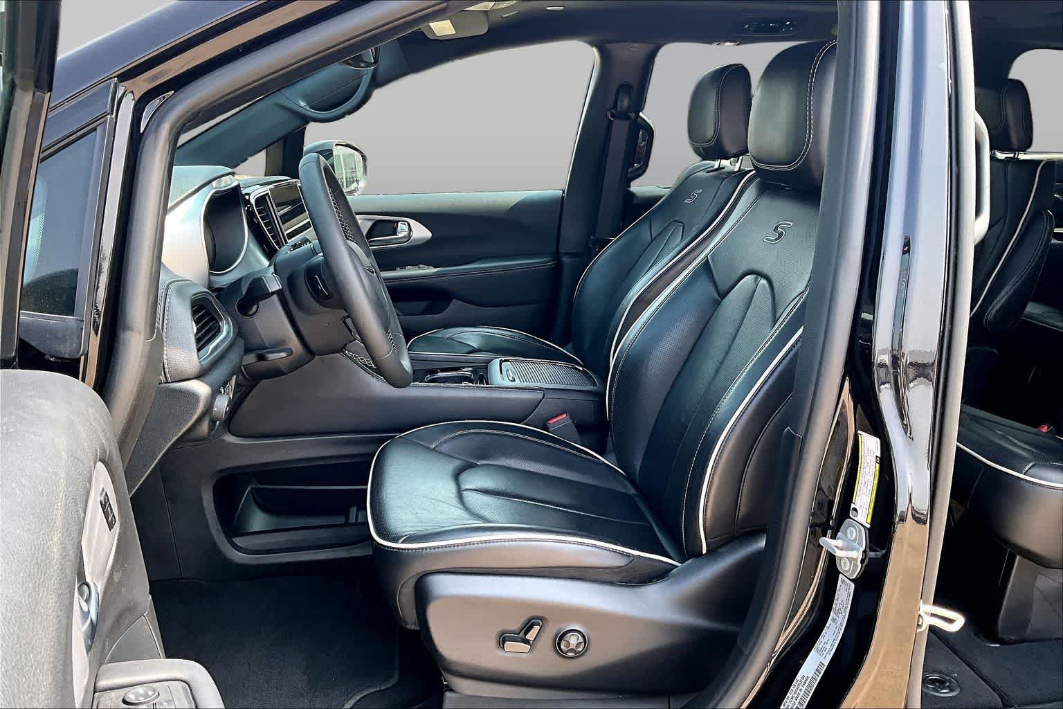 Used 2025 Chrysler Pacifica Limited FWD image 8