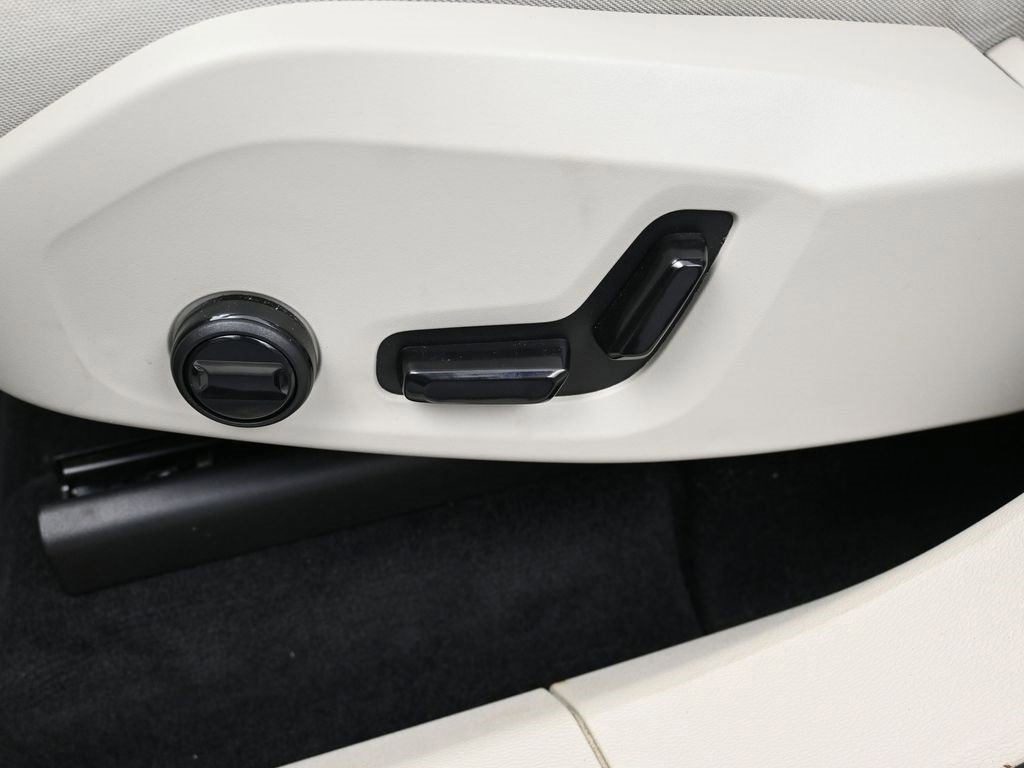 Used 2022 Volvo XC60 B5 Momentum image 11
