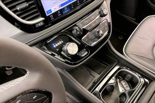 Used 2025 Chrysler Pacifica Limited FWD image 16