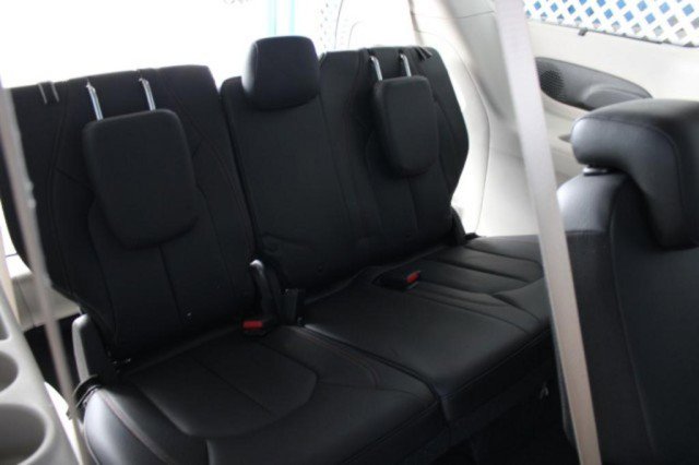 Used 2018 Chrysler Pacifica Touring-L Plus w/ Tire & Wheel Group image 16