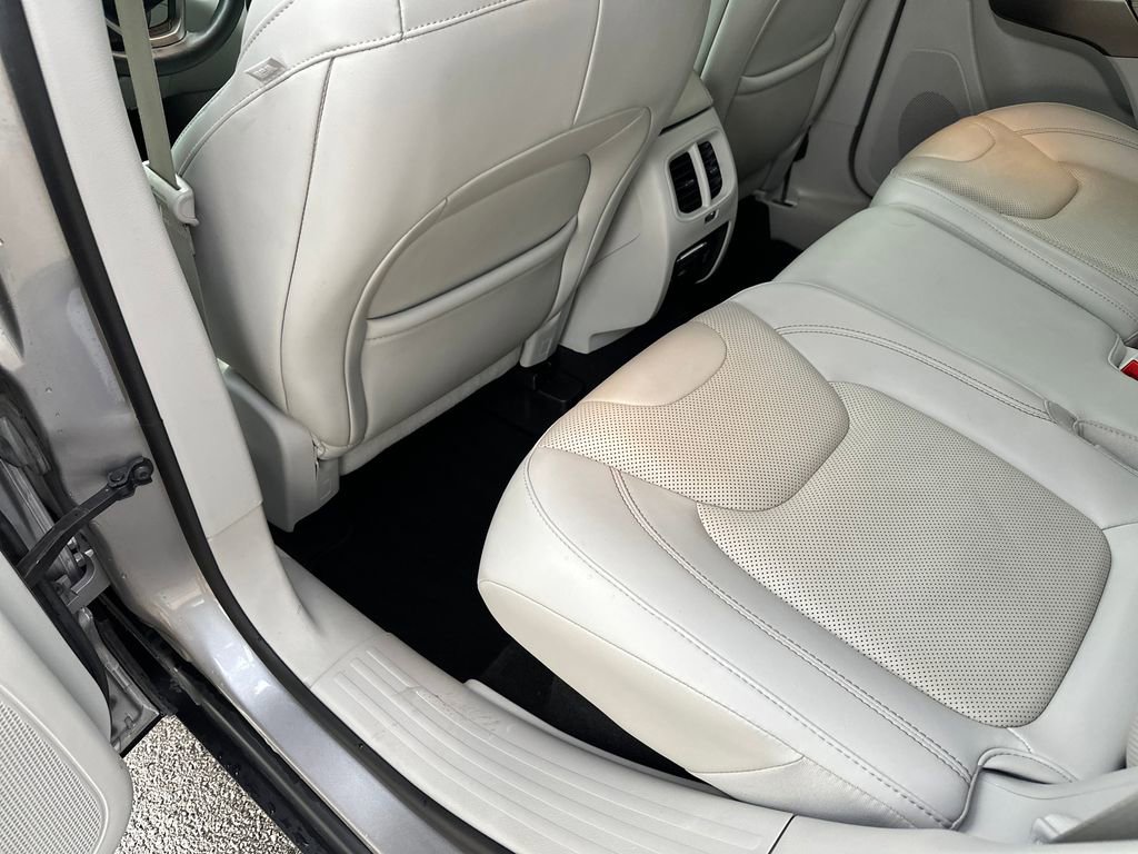 Used 2019 Jeep Cherokee Limited w/ Luxury Group AWD/4WD image 33