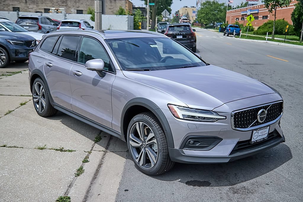 New 2026 Volvo V60 B5 Cross Country Plus w/ Climate Package AWD/4WD image 4