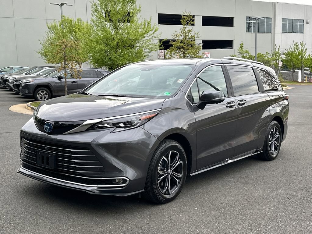 Used 2025 Toyota Sienna Platinum AWD/4WD image 2