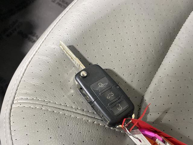 Used 2006 Volkswagen Beetle Convertible w/ Package 2 image 21