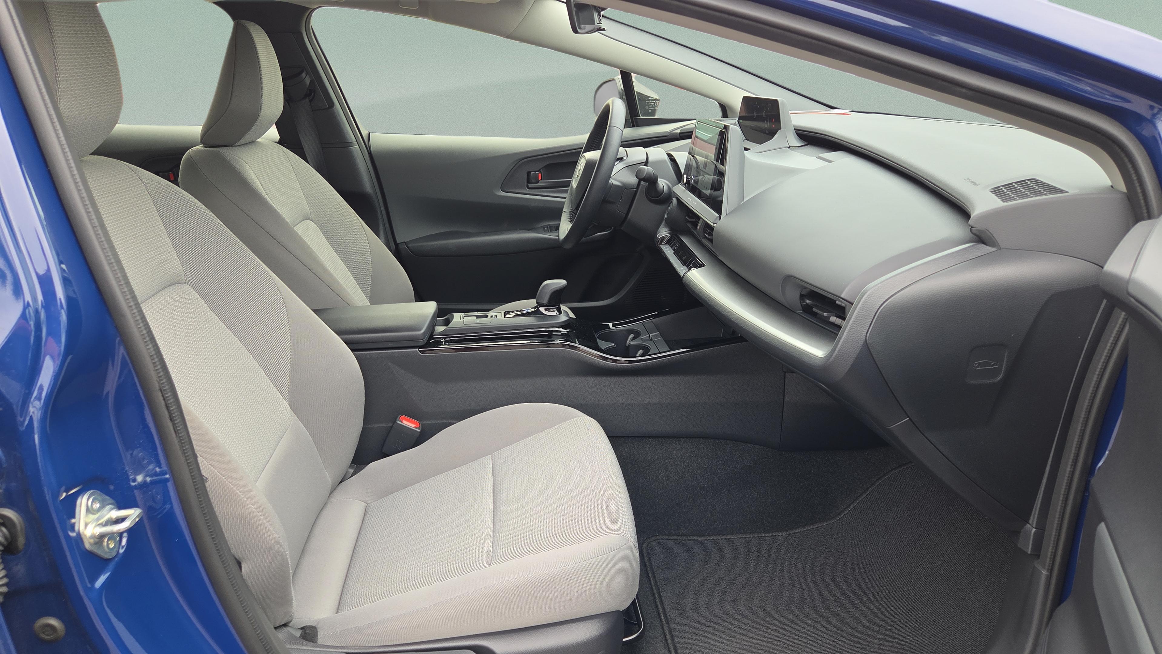 Certified 2025 Toyota Prius LE FWD image 17