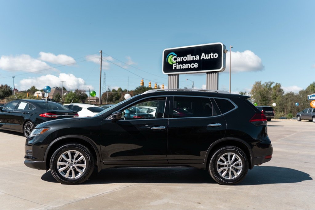 Used 2018 Nissan Rogue SV image 3