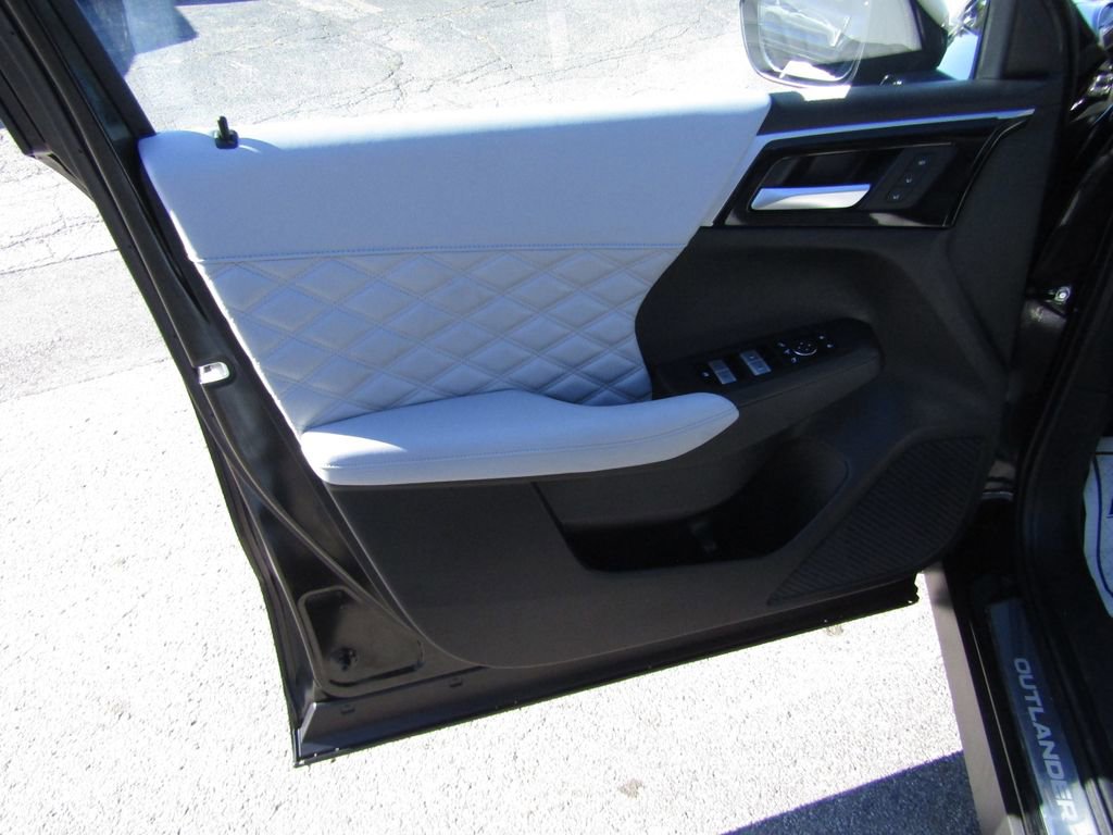 Used 2024 Mitsubishi Outlander SEL Black Edition image 14