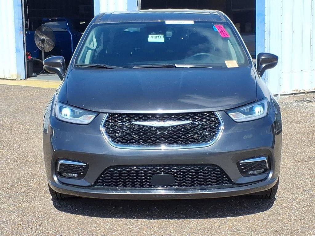 Used 2023 Chrysler Pacifica Touring-L image 7