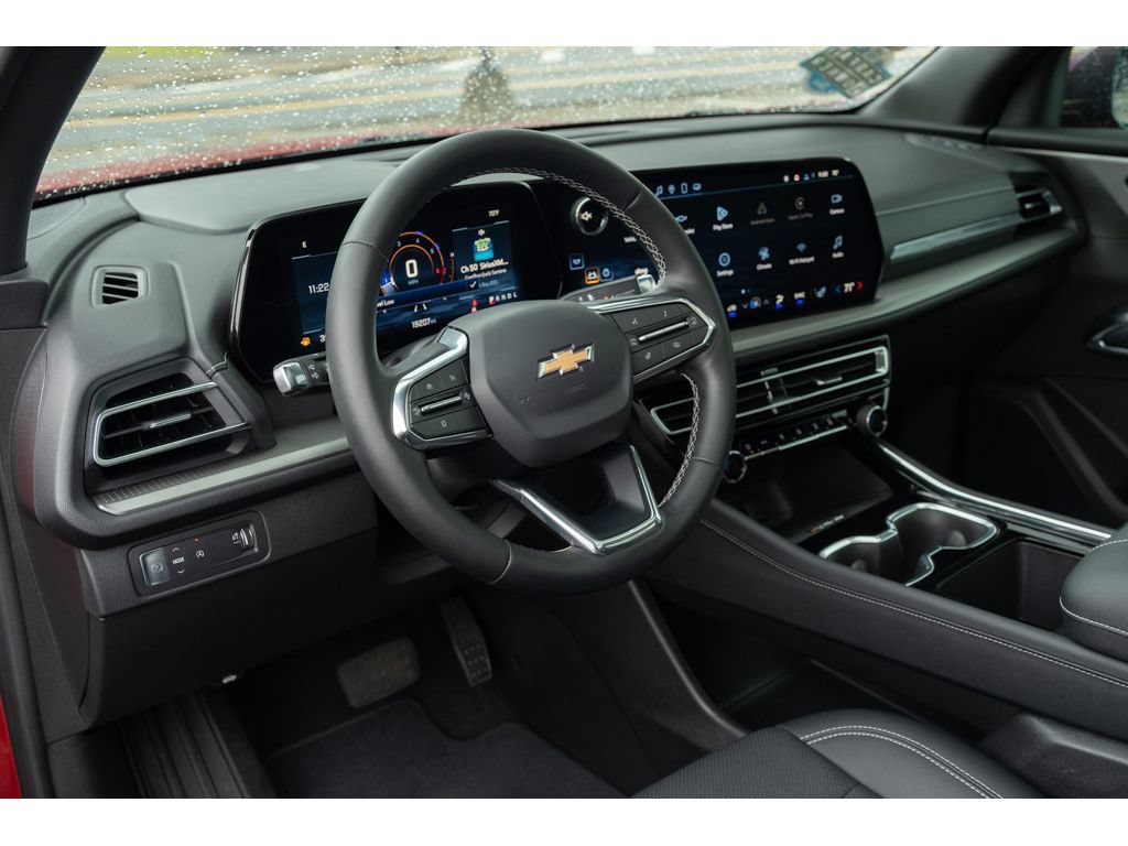 Used 2025 Chevrolet Traverse LT w/ Sun and Wheel Package FWD image 11