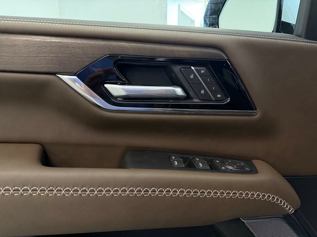 New 2026 GMC Yukon Denali Ultimate w/ LPO, Floor Liner Package AWD/4WD image 16