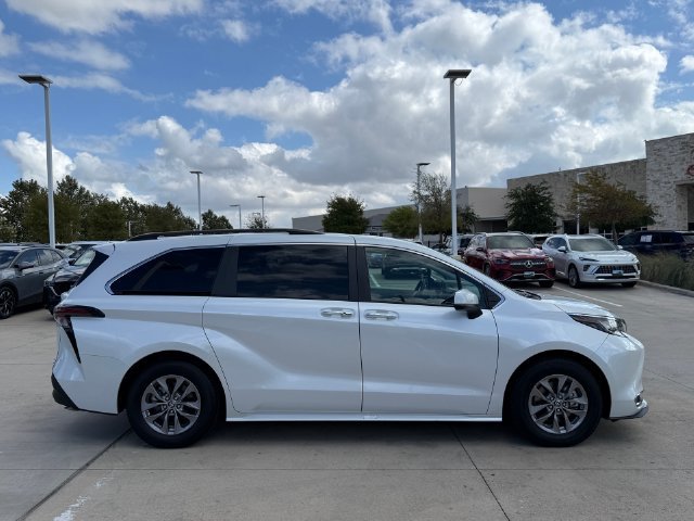 Used 2023 Toyota Sienna XLE FWD image 4