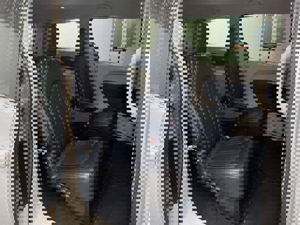 Used 2024 Chrysler Pacifica Touring-L image 17