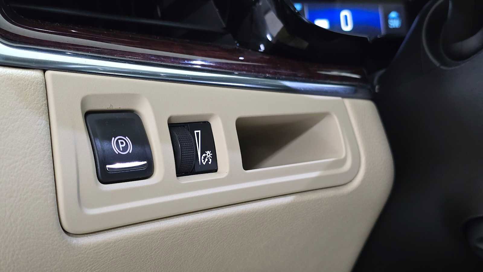 Used 2018 Cadillac XT5 Luxury w/ Driver Awareness Package image 26