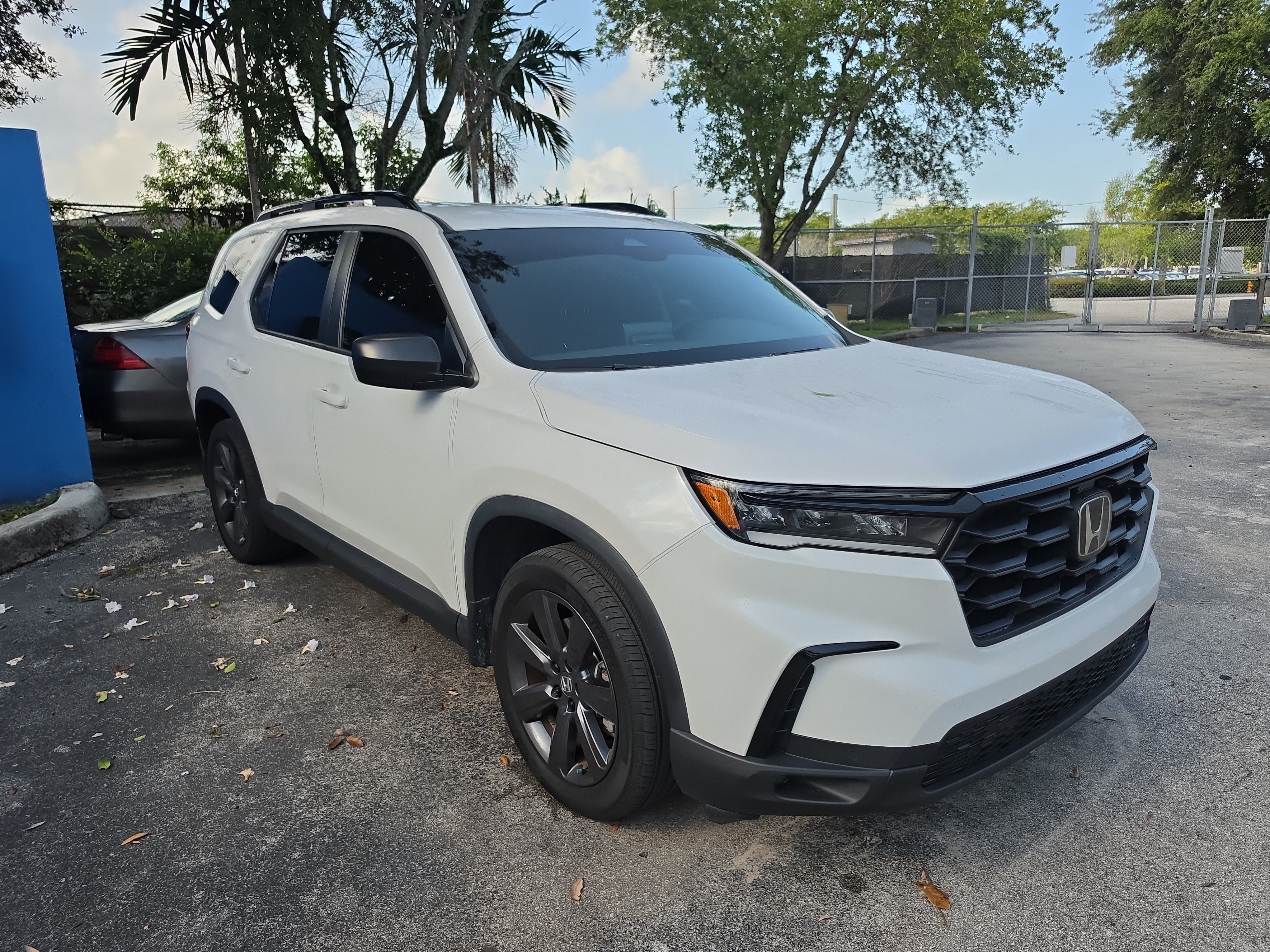 Used 2025 Honda Pilot Sport image 3