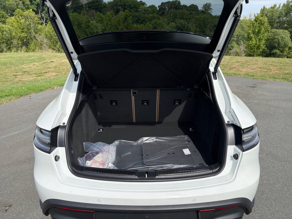 New 2026 Porsche Macan AWD/4WD image 17