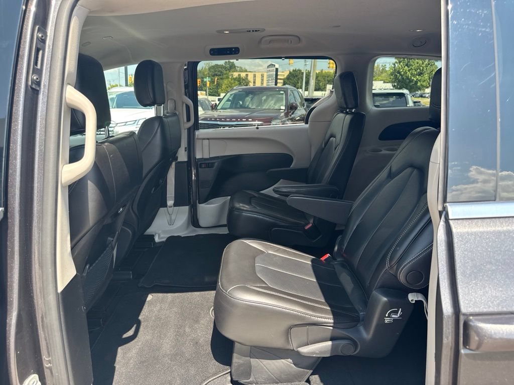Used 2023 Chrysler Pacifica Touring-L FWD image 21