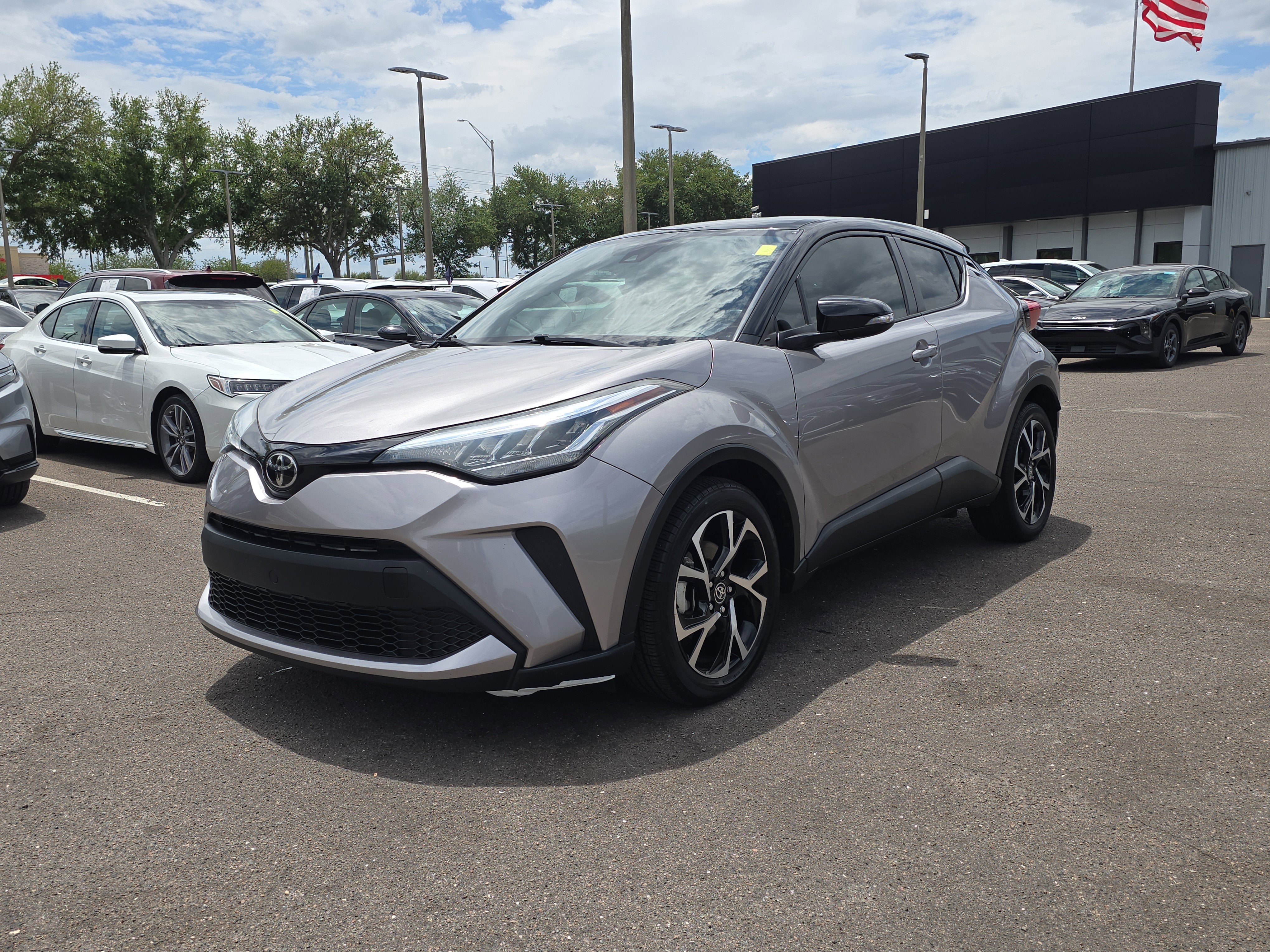 Used 2020 Toyota C-HR XLE FWD image 4