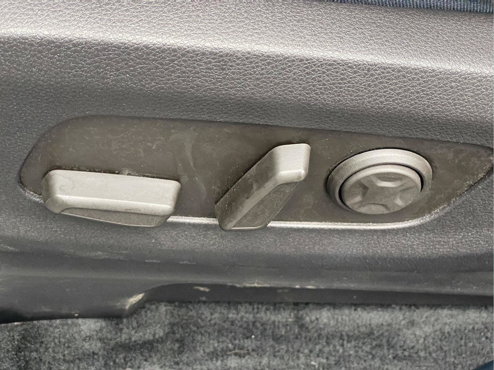 Used 2025 Kia Carnival EX FWD image 28