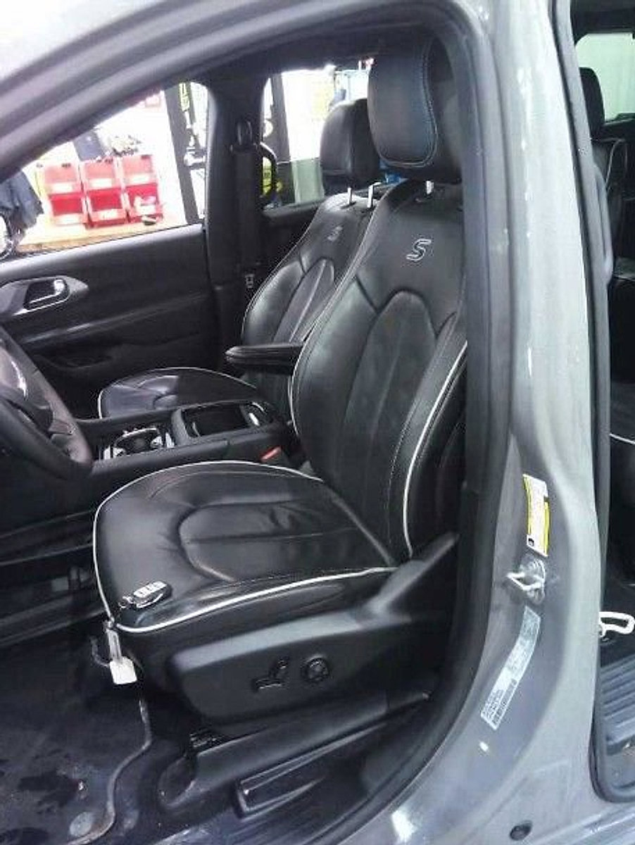 Used 2025 Chrysler Pacifica Limited image 10