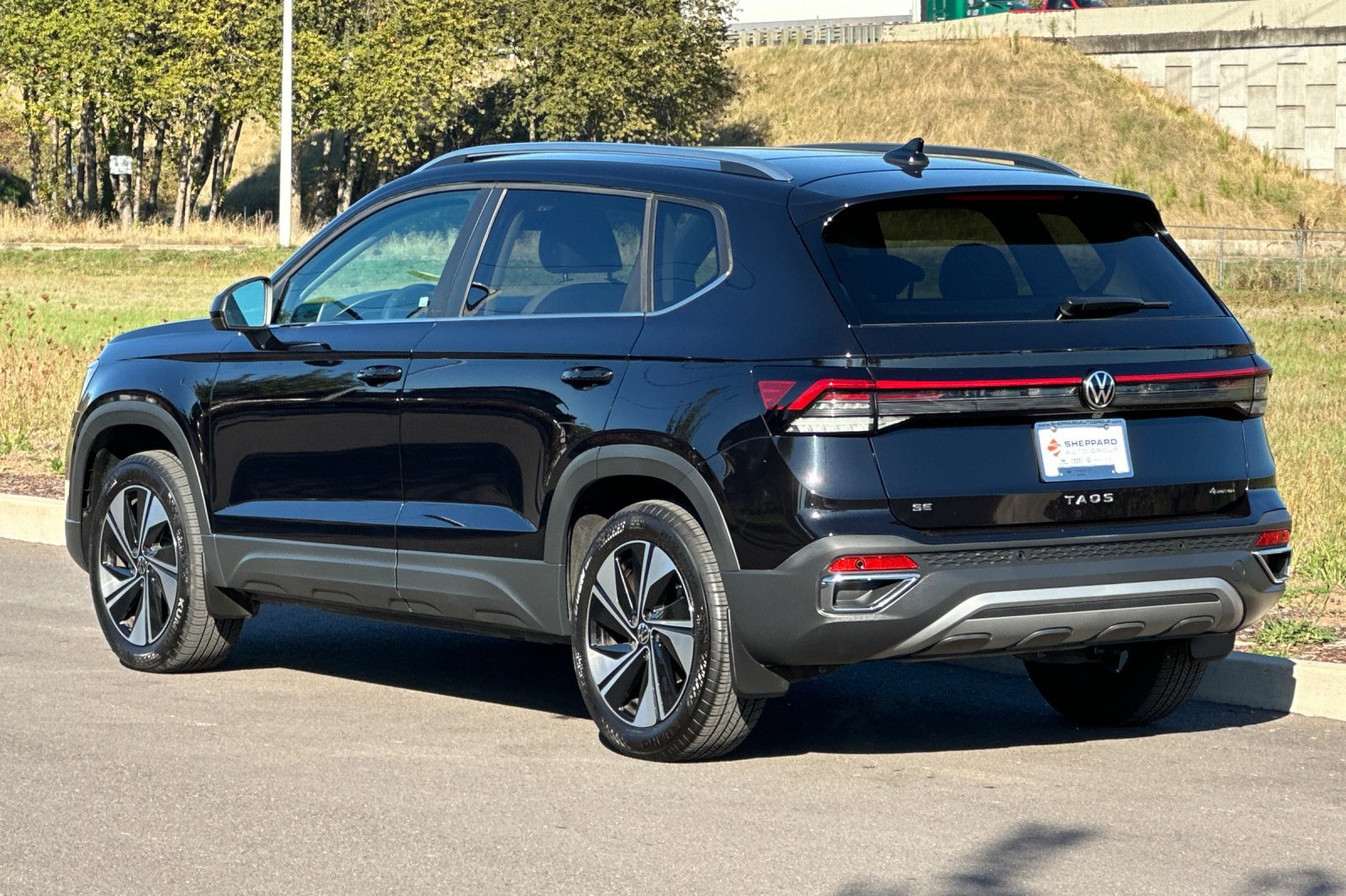 Used 2025 Volkswagen Taos SE AWD/4WD image 5