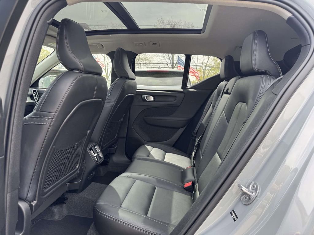 Certified 2025 Volvo XC40 B5 Plus AWD/4WD image 12