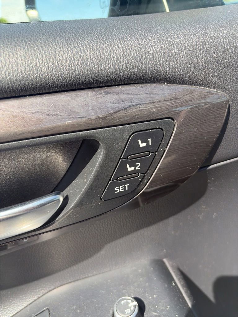 Used 2021 Toyota Highlander Platinum AWD/4WD image 13