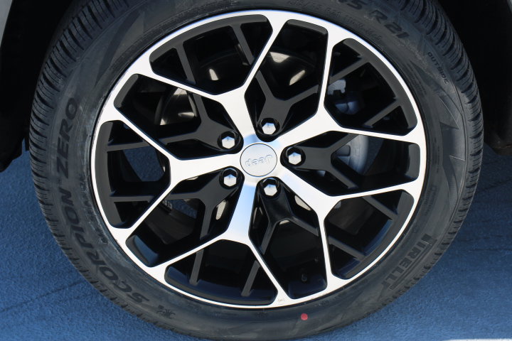 Used 2023 Jeep Grand Cherokee Summit AWD/4WD image 10