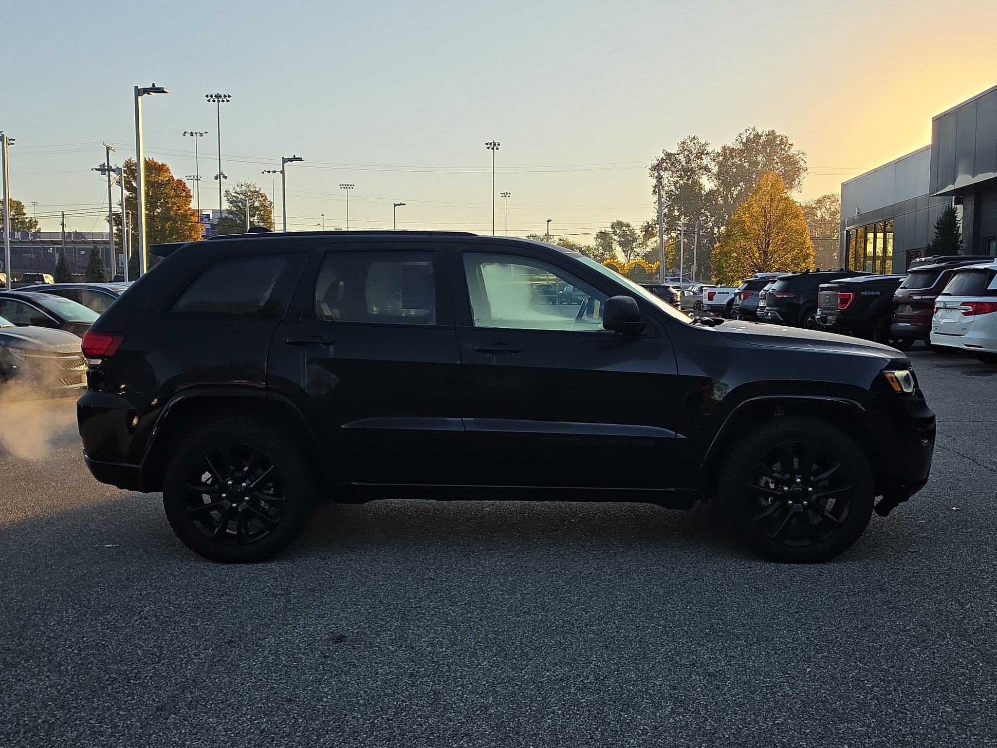 Used 2021 Jeep Grand Cherokee Laredo X AWD/4WD image 8
