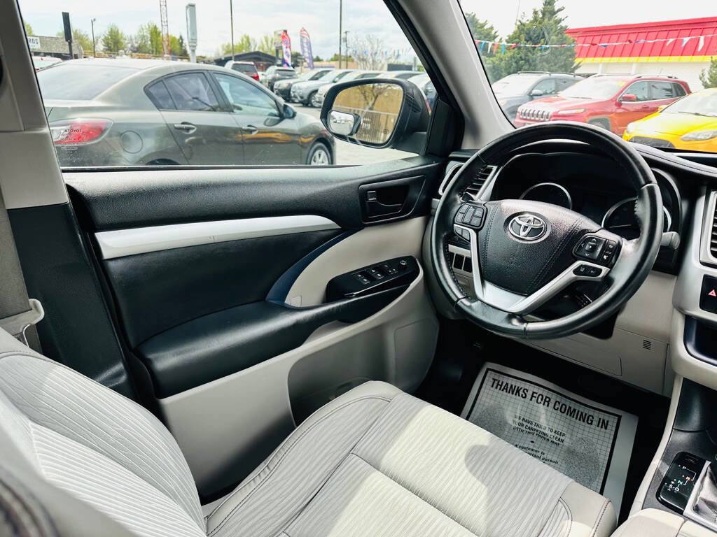 Used 2017 Toyota Highlander Plus w/ Carpet Mat Package AWD/4WD image 15