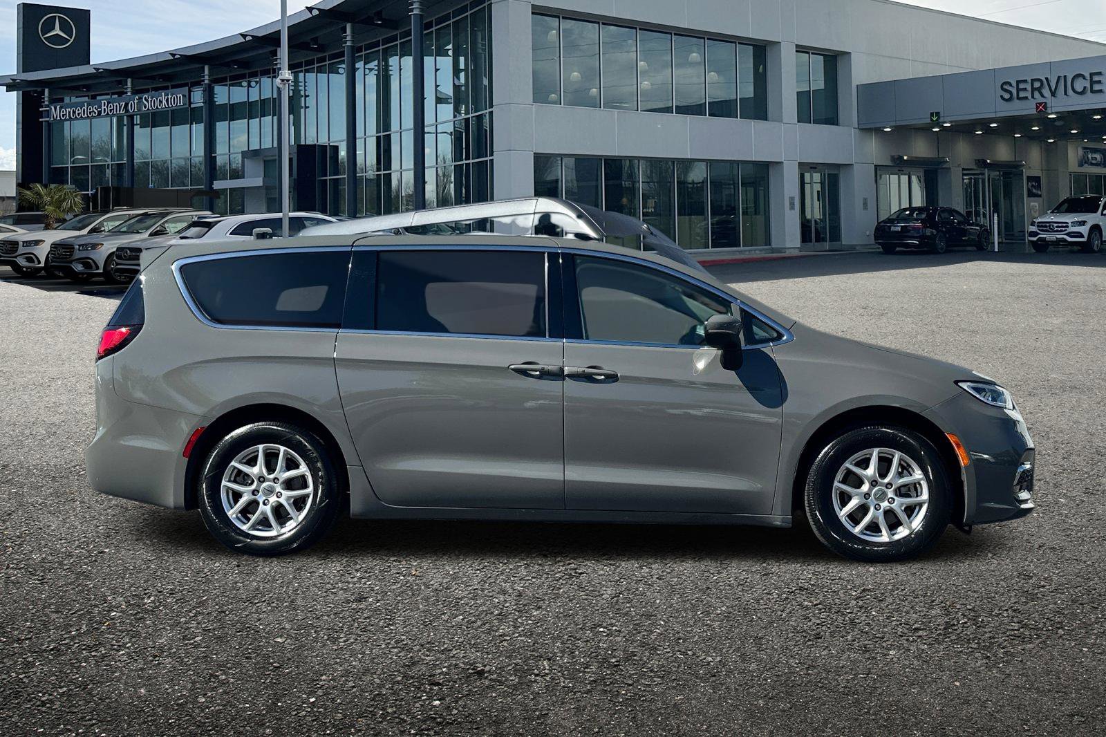 Used 2023 Chrysler Pacifica Touring-L image 3