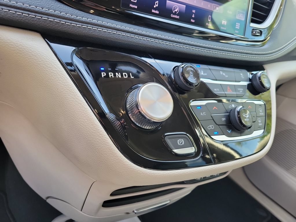 Used 2024 Chrysler Pacifica Limited FWD image 26